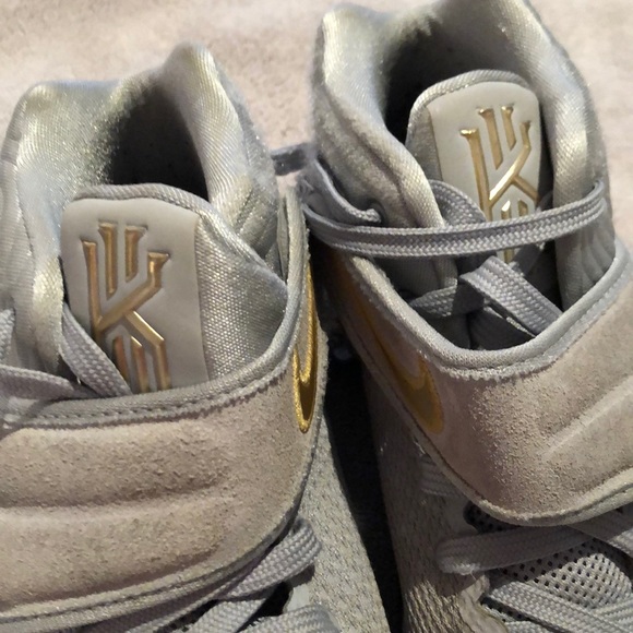 Boys Nike Kylie 2’s   Gently used youth size 6.5 - Picture 3 of 6
